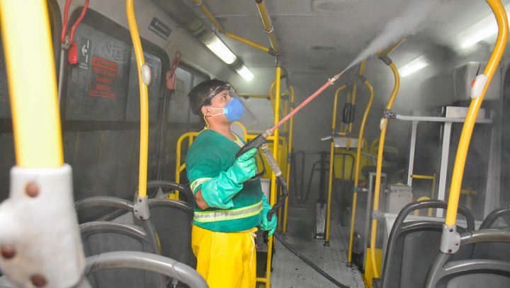 Prefeitura fiscaliza garagens de &ocirc;nibus para verificar sanitiza&ccedil;&atilde;o de ve&iacute;culos