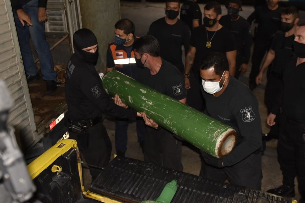 Caminhão transportando 33 cilindros de oxigênio é apreendido pela polícia Caminhão transportando 33 cilindros de oxigênio é apreendido pela polícia