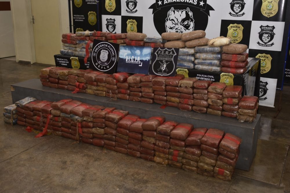 280kg de skunk foram apreendidos e PC prende 4 pessoas em embarcação 280kg de skunk foram apreendidos e PC prende 4 pessoas em embarcação