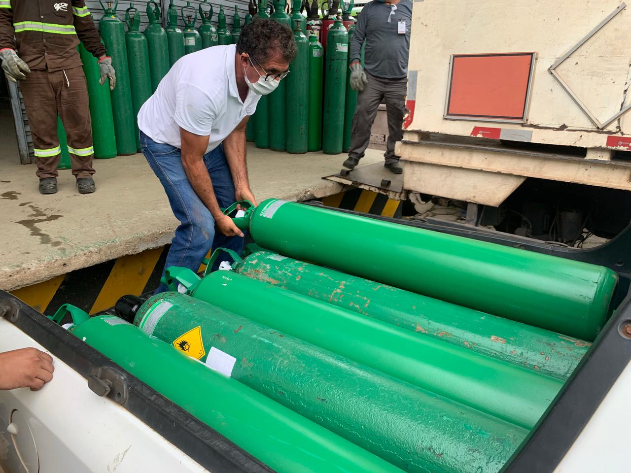Estado entrega cerca de 1.000 cilindros de oxigênio para o interior Estado entrega cerca de 1.000 cilindros de oxigênio para o interior