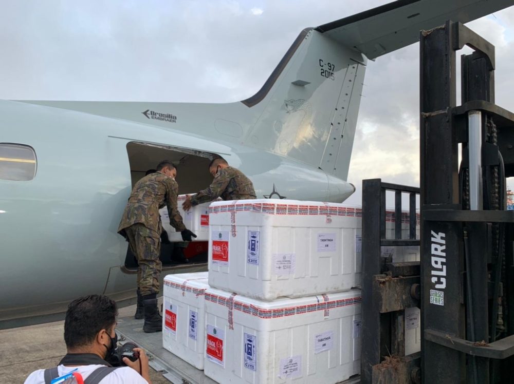 FAB transporta 1.000 doses de vacina de Manaus para Tabatinga