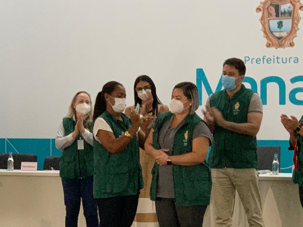 Profissionais de saúde recebem primeiras doses da CoronaVac; prefeito diz que equipes irão aos hospitais imunizar Profissionais de saúde recebem primeiras doses da CoronaVac; prefeito diz que equipes irão aos hospitais imunizar