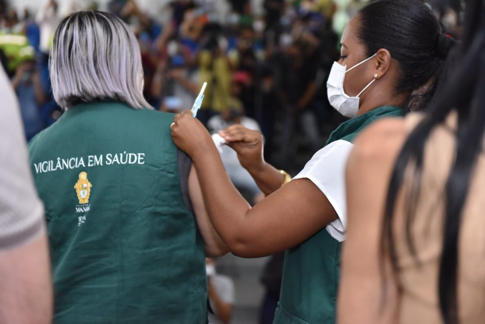 'Sensação libertadora', diz primeira técnica de enfermagem vacinada pela Prefeitura de Manaus 'Sensação libertadora', diz primeira técnica de enfermagem vacinada pela Prefeitura de Manaus
