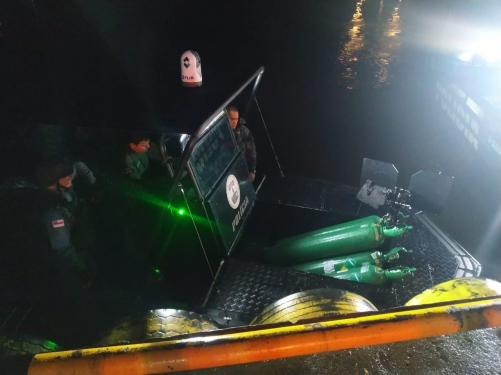 Agentes da base Arp&atilde;o transportam cilindros de oxig&ecirc;nio para Tef&eacute;