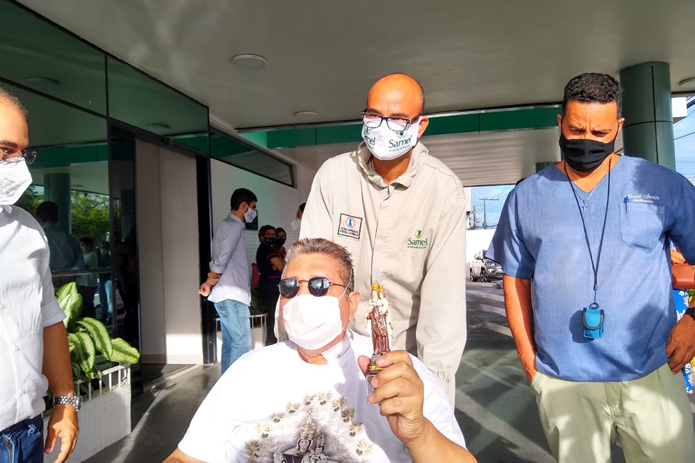 David Assayag deixa o hospital e, emocionado, grita: 'Estamos vivos'. Veja vídeo e fotos David Assayag deixa o hospital e, emocionado, grita: 'Estamos vivos'. Veja vídeo e fotos