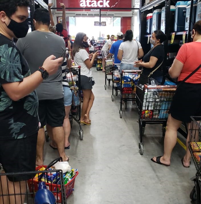 Fake news sobre fechamento de supermercados lota espaços e derruba distanciamento. Veja vídeos Fake news sobre fechamento de supermercados lota espaços e derruba distanciamento. Veja vídeos
