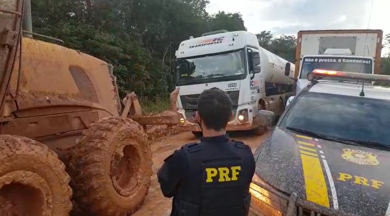Carretas com 180 mil metros cúbicos de oxigênio devem chegar hoje a Manaus após operação de guerra na BR-319 Carretas com 180 mil metros cúbicos de oxigênio devem chegar hoje a Manaus após operação de guerra na BR-319