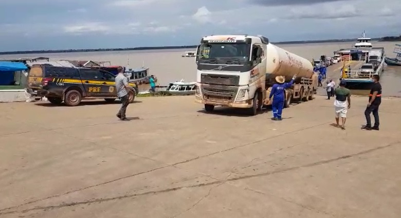 Carretas com oxigênio chegam ao Porto da Ceasa e moradores batem palmas na passagem. Veja vídeos Carretas com oxigênio chegam ao Porto da Ceasa e moradores batem palmas na passagem. Veja vídeos