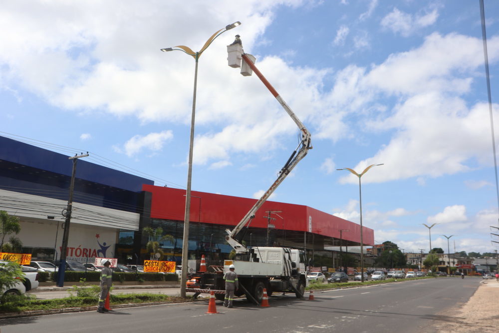 Prefeitura avança com mais 1.200 novos pontos de iluminação a LED nos bairros de Manaus Prefeitura avança com mais 1.200 novos pontos de iluminação a LED nos bairros de Manaus