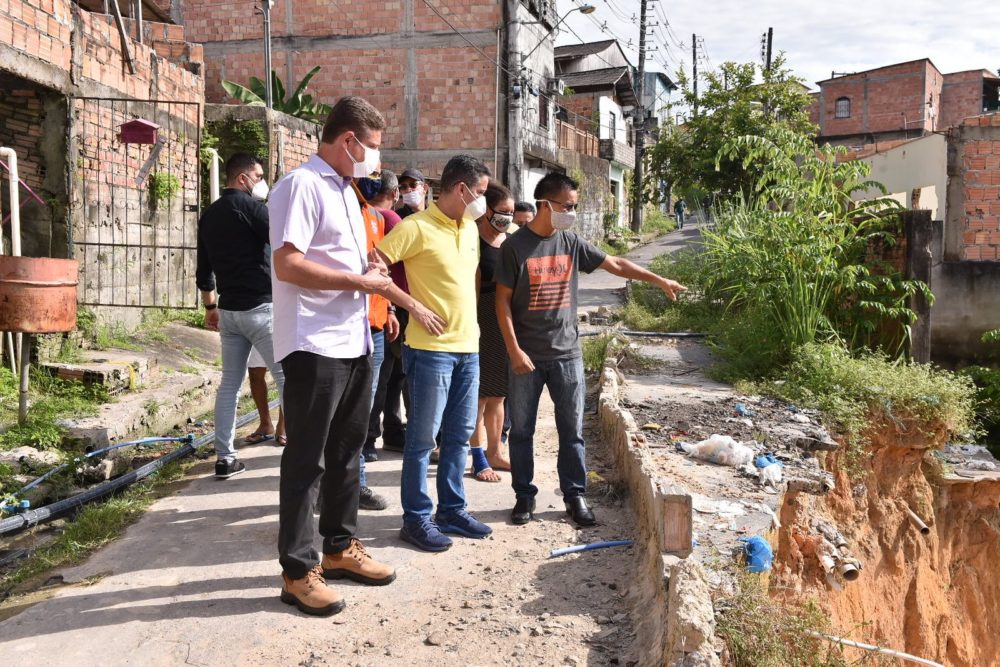 David Almeida visita áreas com erosão no Mauzinho e Cidade de Deus David Almeida visita áreas com erosão no Mauzinho e Cidade de Deus