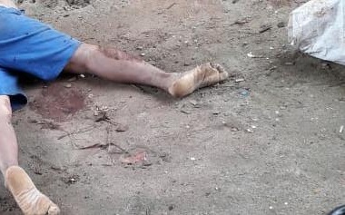 Homem é encontrado com sinais de tortura e facadas no pescoço no Armando Mendes Homem é encontrado com sinais de tortura e facadas no pescoço no Armando Mendes