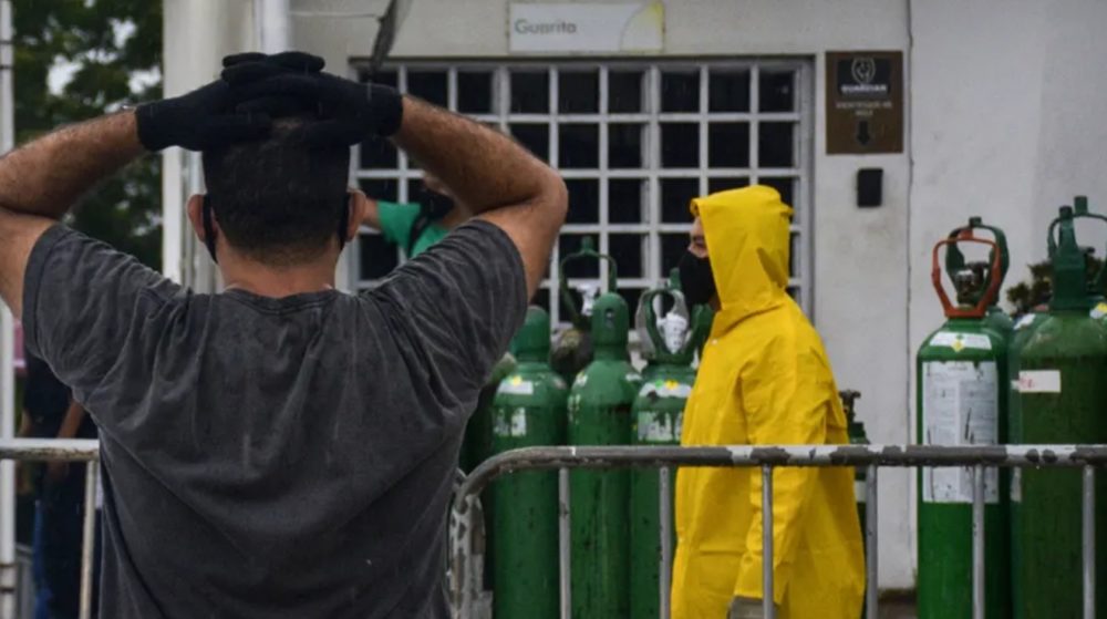 The Guardian cita Amazonas como cen&aacute;rio de terror no 'massacre completo' da Covid no Brasil