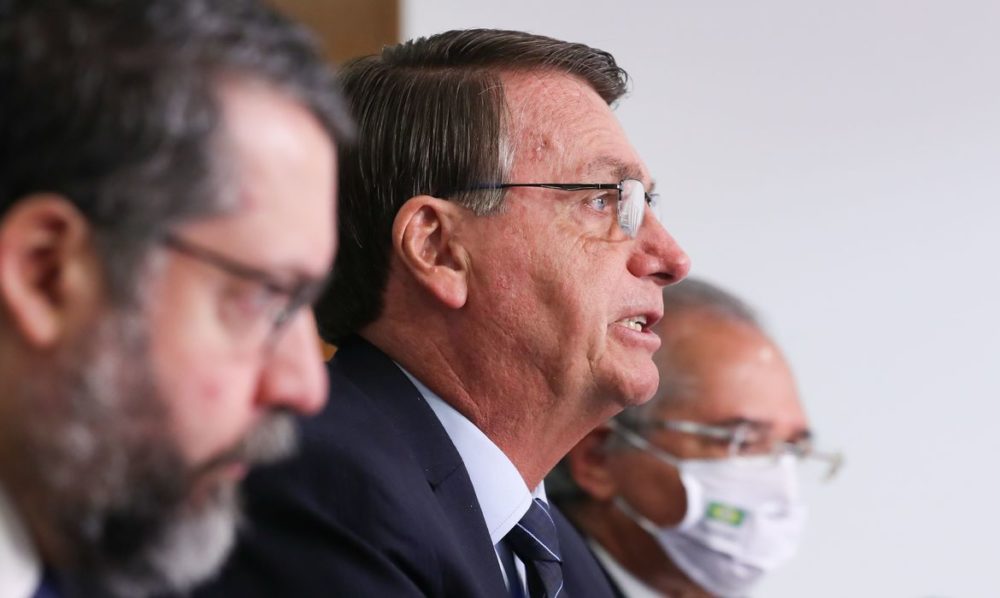 Iniciativa privada tem aval do Governo Federal para comprar vacinas, diz Bolsonaro