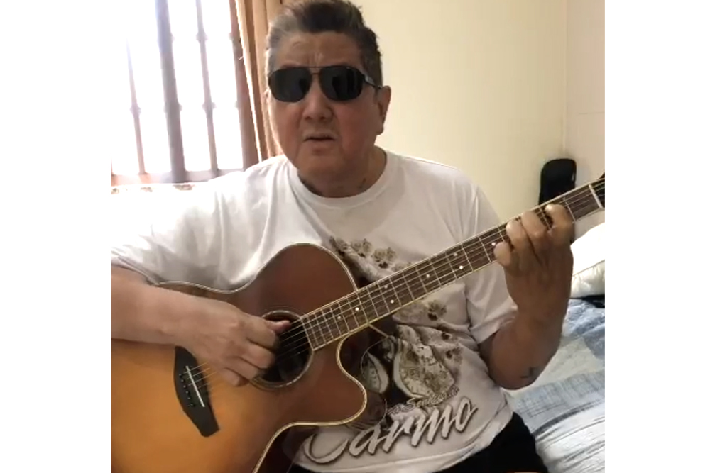 David Assayag agradece cantando David Assayag agradece cantando