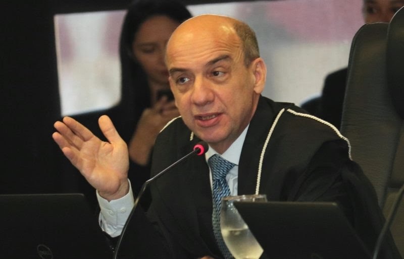 Conselheiro do TCE-AM suspende contratação da prefeitura de Tefé Conselheiro do TCE-AM suspende contratação da prefeitura de Tefé