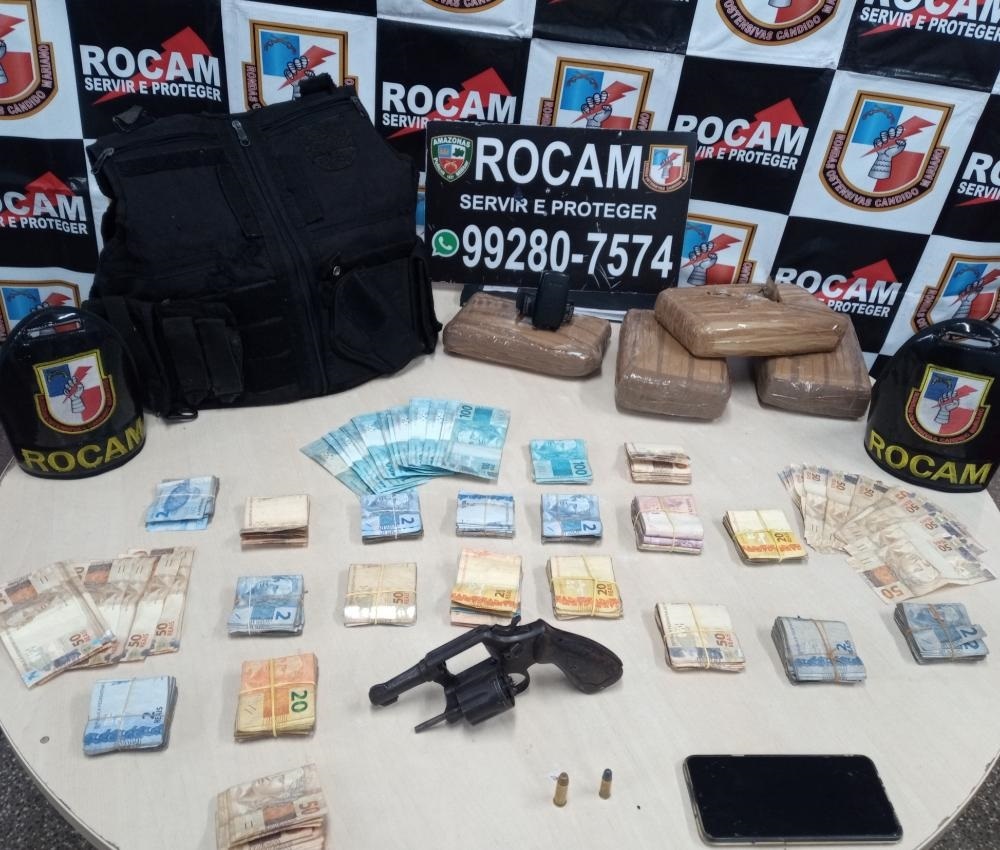 Adolescente de 14 anos é apreendido com tabletes de maconha e R$ 15 mil em espécie Adolescente de 14 anos é apreendido com tabletes de maconha e R$ 15 mil em espécie