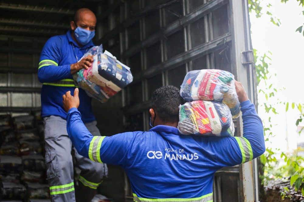 Águas de Manaus doa 1.000 cestas básicas e 12 mil copos de água para população vulnerável Águas de Manaus doa 1.000 cestas básicas e 12 mil copos de água para população vulnerável