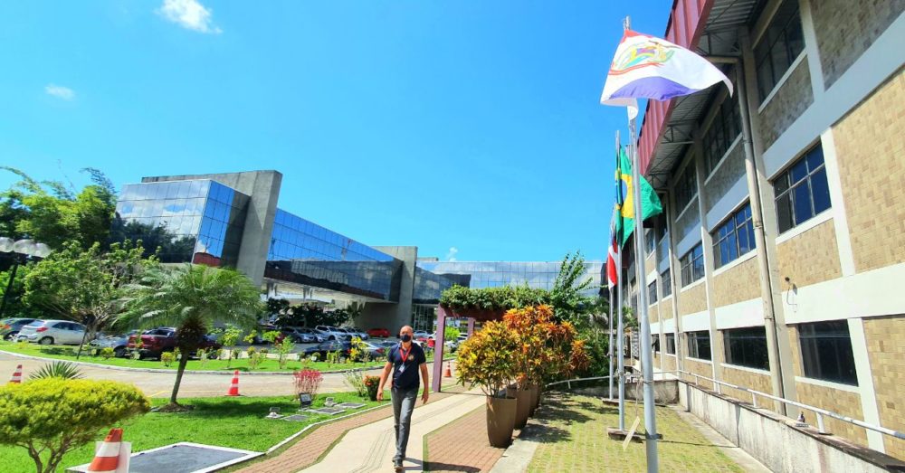 TCE-AM multará prefeituras por falta de transparência na vacinação TCE-AM multará prefeituras por falta de transparência na vacinação
