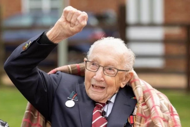 S&iacute;mbolo do combate &agrave; pandemia, brit&acirc;nico de 100 anos morre de coronav&iacute;rus