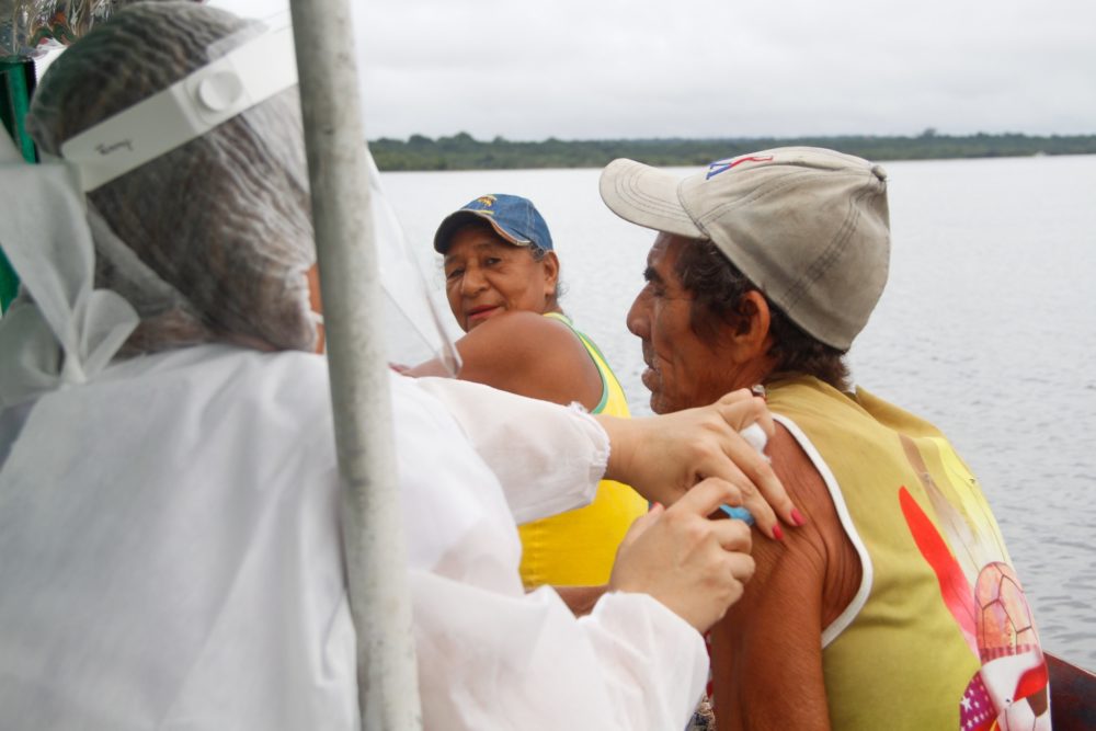 Idosos a partir de 75 anos começam a ser vacinados pela Prefeitura na zona rural Idosos a partir de 75 anos começam a ser vacinados pela Prefeitura na zona rural