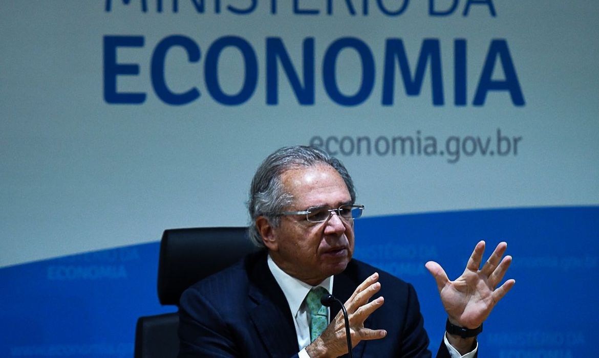 Novo aux&iacute;lio emergencial s&oacute; viria com calamidade p&uacute;blica, diz Guedes