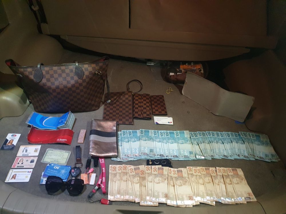 Brilhantes e mais de R$ 10 mil são recuperados pela polícia após furto em estacionamento de supermercado Brilhantes e mais de R$ 10 mil são recuperados pela polícia após furto em estacionamento de supermercado