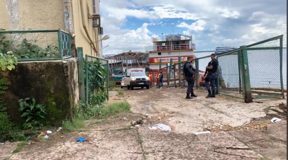 Bombeiros resgatam corpo de homem que sumiu no rio após ataques de piratas Bombeiros resgatam corpo de homem que sumiu no rio após ataques de piratas