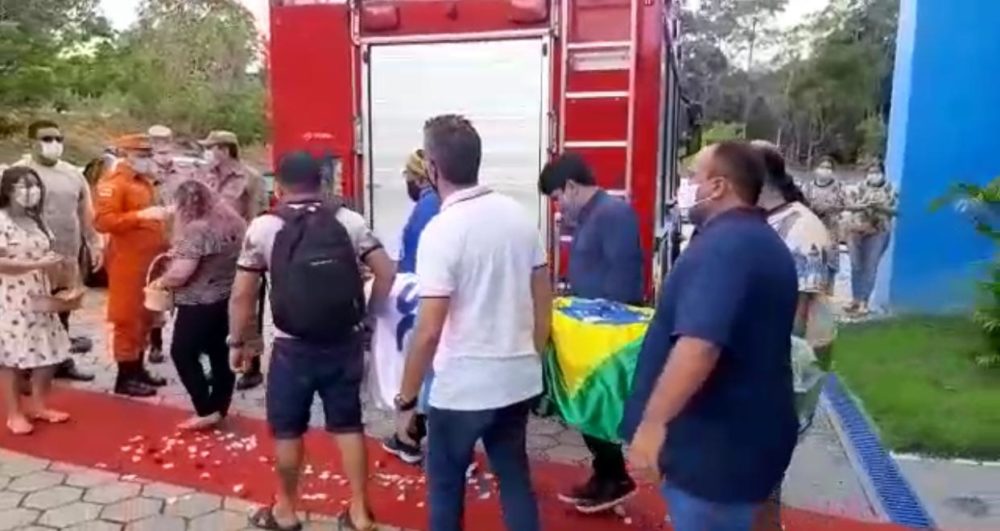 Em carro dos bombeiros, corpo de Zezinho é levado a cemitério e fãs prestam último adeus. Veja vídeos Em carro dos bombeiros, corpo de Zezinho é levado a cemitério e fãs prestam último adeus. Veja vídeos