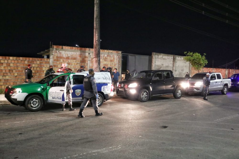 Cinco homens são presos em festa em terreno na Nathan Xavier Cinco homens são presos em festa em terreno na Nathan Xavier