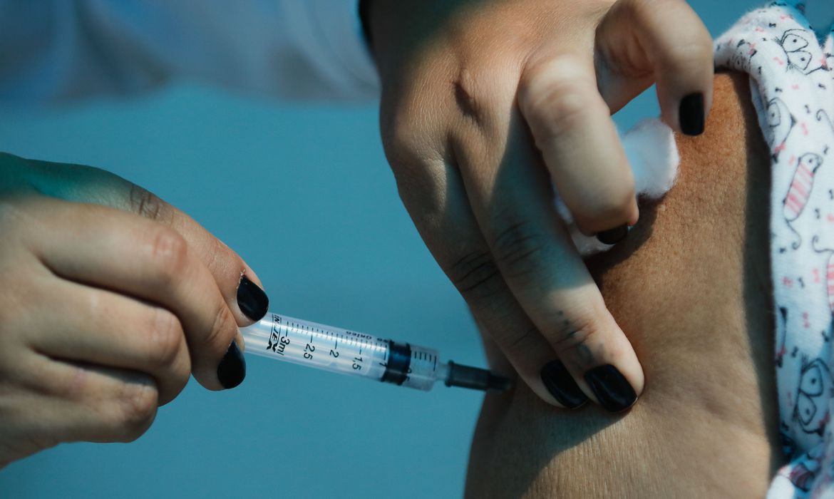 Covid-19: mundo deve chegar hoje a 150 milhões de doses aplicadas Covid-19: mundo deve chegar hoje a 150 milhões de doses aplicadas
