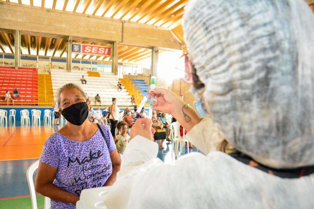 Manaus alcança a casa das 100 mil doses de vacina aplicadas contra Covid-19 em grupos prioritários Manaus alcança a casa das 100 mil doses de vacina aplicadas contra Covid-19 em grupos prioritários