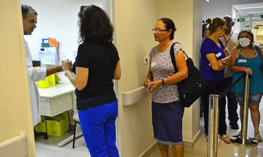 C&acirc;mara aprova projeto que torna crime furar a fila de vacina&ccedil;&atilde;o