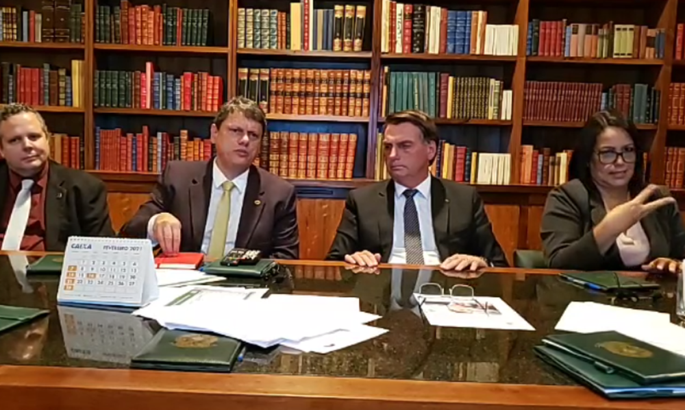 Bolsonaro diz que impostos federais sobre gás e diesel serão zerados Bolsonaro diz que impostos federais sobre gás e diesel serão zerados