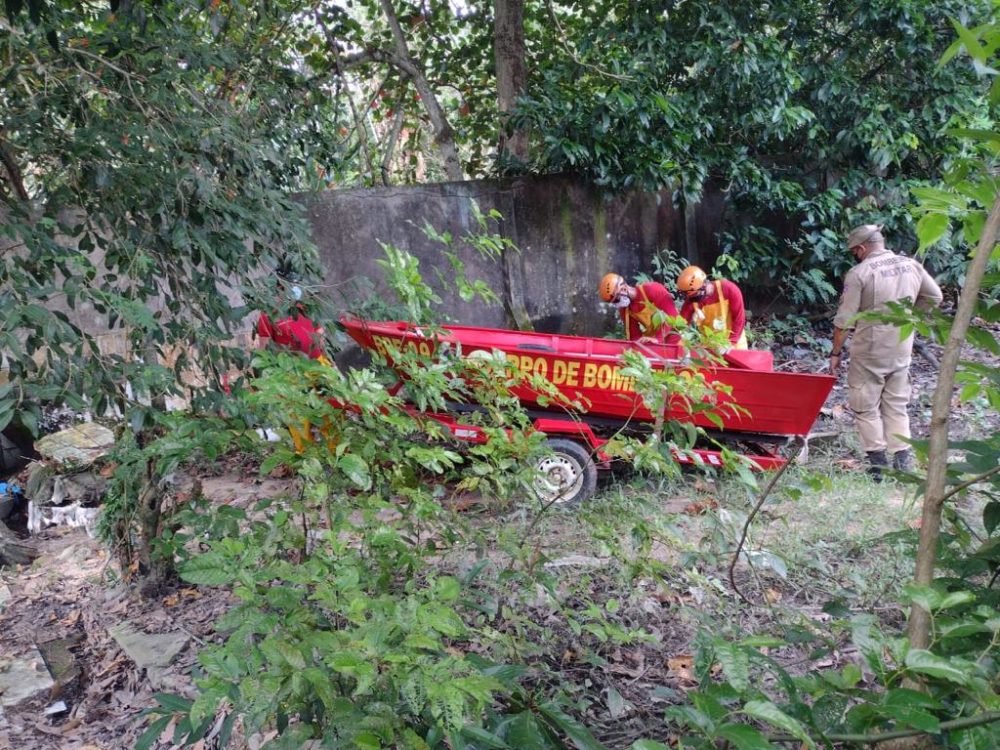 Ossada humana é encontrada por catador de latinha no igarapé do Mindu Ossada humana é encontrada por catador de latinha no igarapé do Mindu