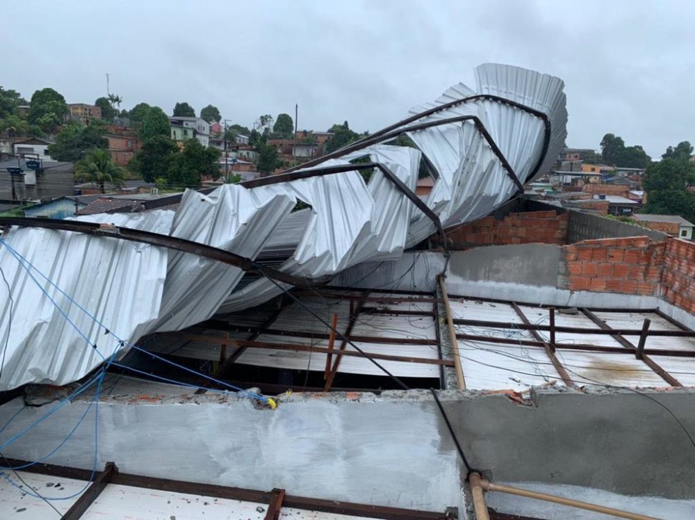 Chuva causa destelhamento em edifício e cinco famílias ficam desabrigadas no Zumbi Portal do