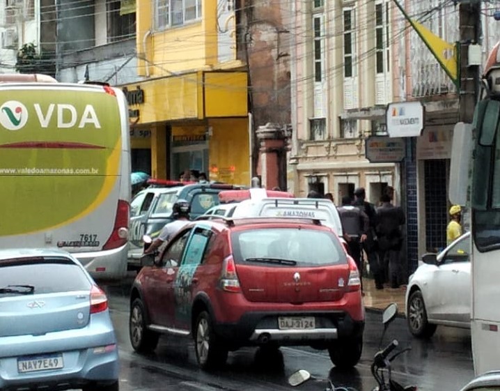 Perseguição policial termina com dois homens presos no Centro Perseguição policial termina com dois homens presos no Centro