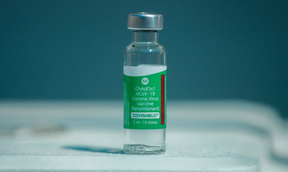 Voo com 2 milh&otilde;es de doses de vacinas decola da &Iacute;ndia