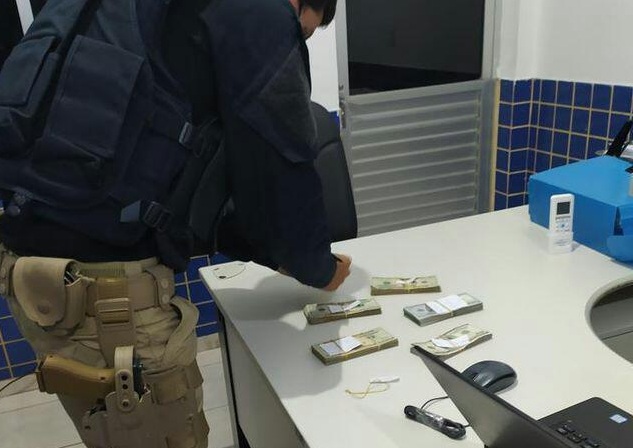 PRF apreende US$ 20 mil com brasileiros, venezuelanos e cubano na BR-174