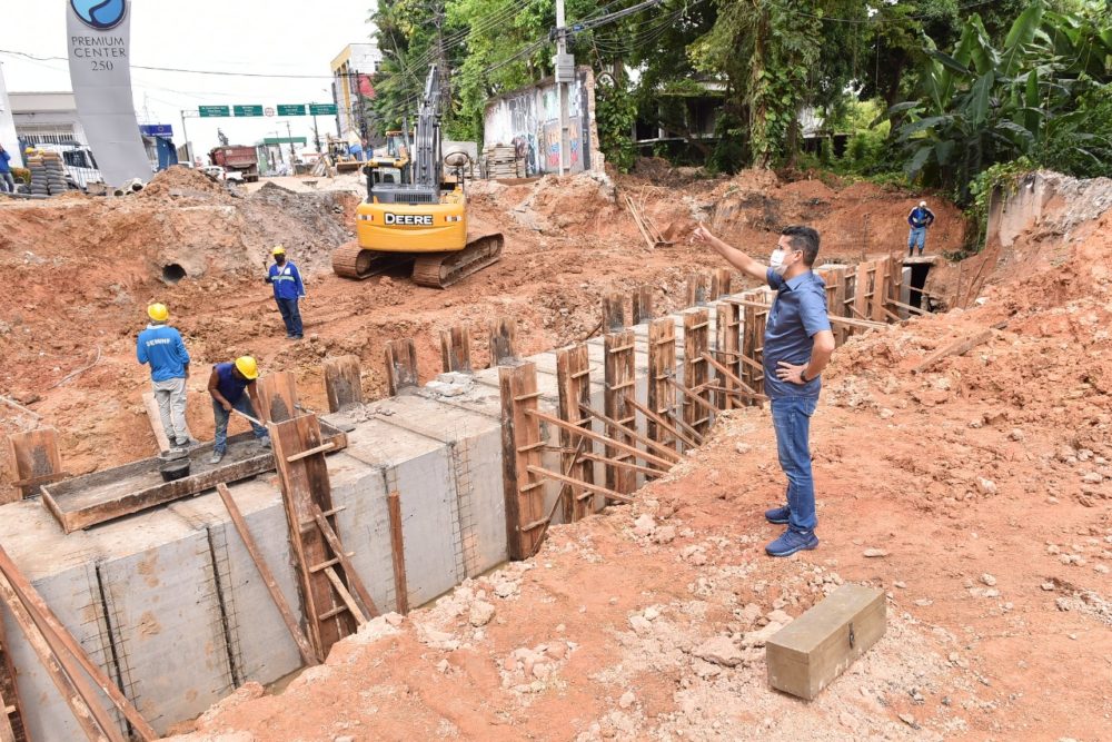 Prefeito e vice fiscalizam obras da Jo&atilde;o Val&eacute;rio e dobram n&uacute;mero de servidores para acelerar recupera&ccedil;&atilde;o da via