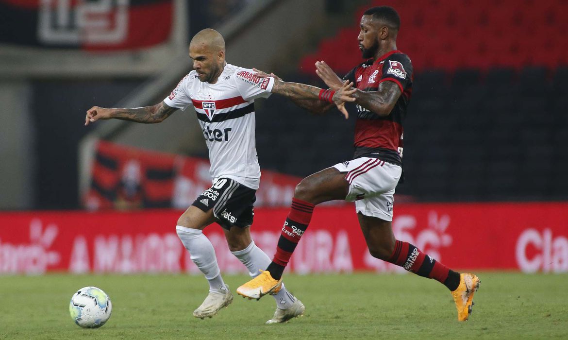 Flamengo visita São Paulo em busca de título do Brasileiro Flamengo visita São Paulo em busca de título do Brasileiro