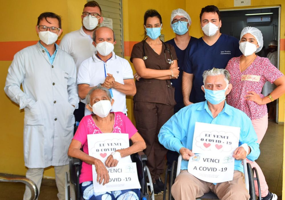 Alento na pandemia: aos 94 anos marido recusa alta de Covid-19 at&eacute; esposa de 81 sair