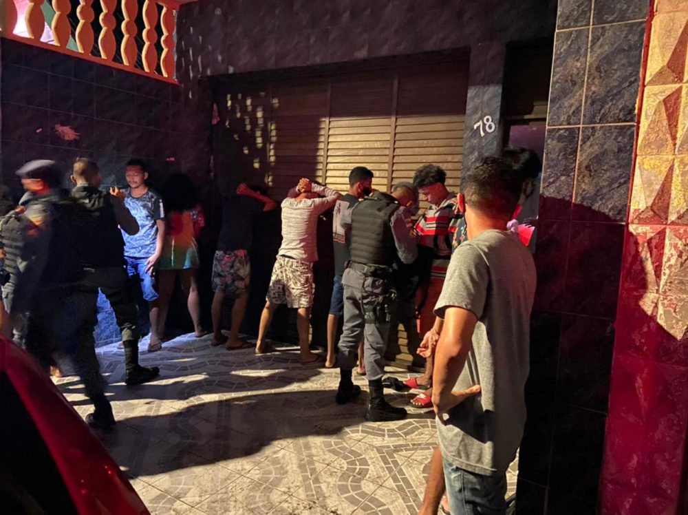 Base Arpão encerra festa clandestina com mais de 150 pessoas Base Arpão encerra festa clandestina com mais de 150 pessoas