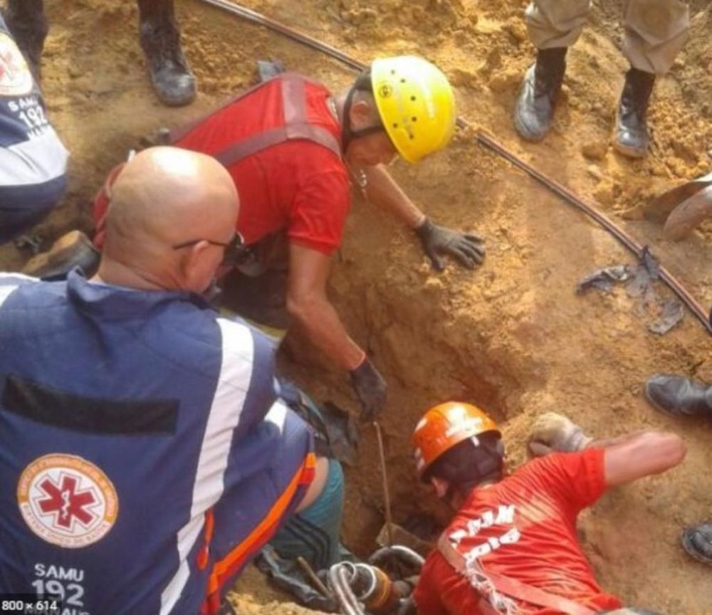 Funcionário da Águas de Manaus é soterrado ao cavar buraco em avenida Funcionário da Águas de Manaus é soterrado ao cavar buraco em avenida