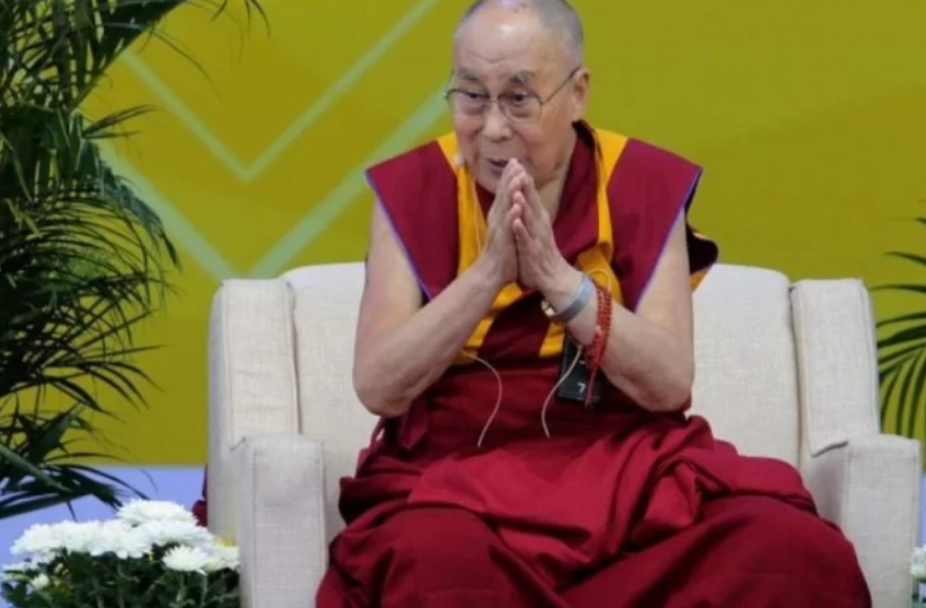 Dalai Lama se vacina na índia e encoraja todos a fazer o mesmo Dalai Lama se vacina na índia e encoraja todos a fazer o mesmo