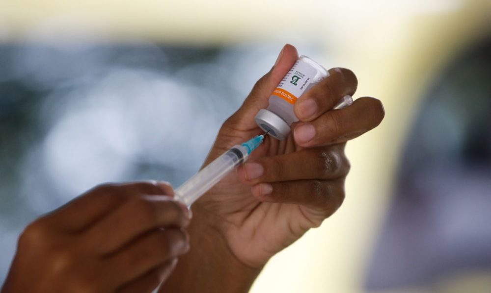 Sa&uacute;de prev&ecirc; 30 milh&otilde;es de doses ainda em mar&ccedil;o; veja cronograma