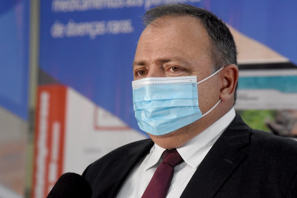 Ministro visita linha de produ&ccedil;&atilde;o da AstraZeneca/Oxford na Fiocruz