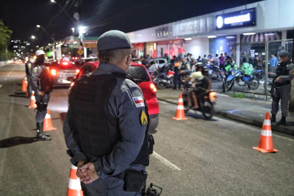Vídeo mostra trio em moto fugindo de bloqueio e levando um 'finish him' de PM; um ainda tenta fugir a pé Vídeo mostra trio em moto fugindo de bloqueio e levando um 'finish him' de PM; um ainda tenta fugir a pé