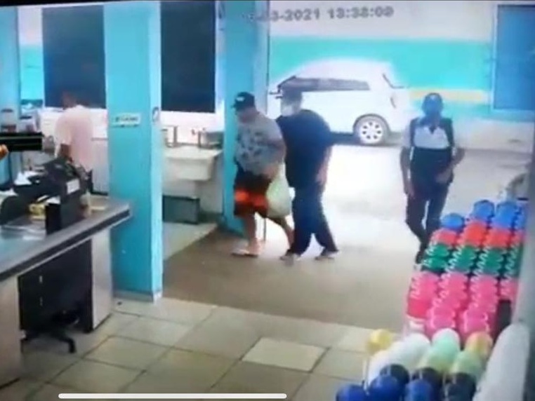 Quinteto armado invade supermercado, faz reféns e rouba R$ 130 mil no São José Quinteto armado invade supermercado, faz reféns e rouba R$ 130 mil no São José