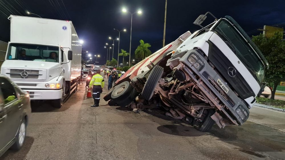 Prefeitura interdita trecho da avenida Torquato Tapajós para reparo de emergência Prefeitura interdita trecho da avenida Torquato Tapajós para reparo de emergência