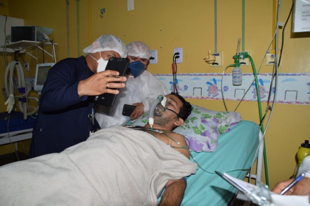 Hospital de Parintins utiliza tecnologia para aproximar pacientes com Covid e familiares Hospital de Parintins utiliza tecnologia para aproximar pacientes com Covid e familiares